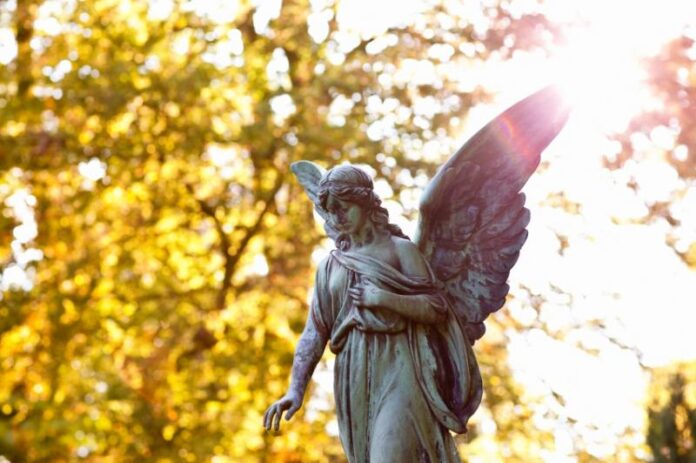 13 immagini di statue di angeli nei cimiteri
