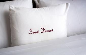 Letto con cuscino bianco ricamato Sweet Dreams