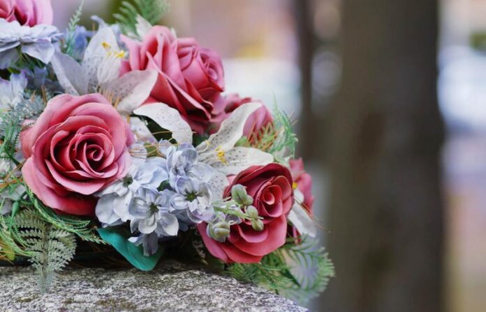 5 esempi di note di ringraziamento per i fiori funebri
