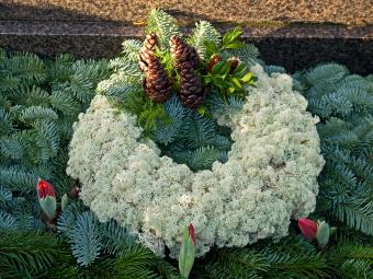tomba coperta con ghirlanda