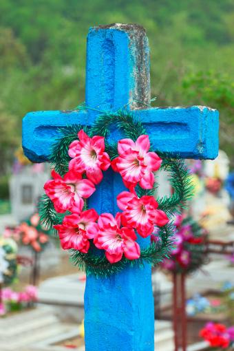 Tipi di composizioni floreali nel cimitero