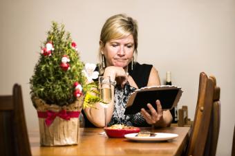 Una donna di mezza età a casa da sola a Natale
