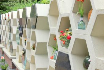 Colombario presso un cimitero, deposito pubblico di urne cinerarie