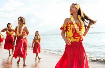 Ragazze che indossano abiti aloha 
