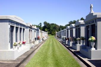 fila di mausolei