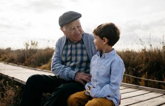 Nonno felice seduto con suo nipote 
