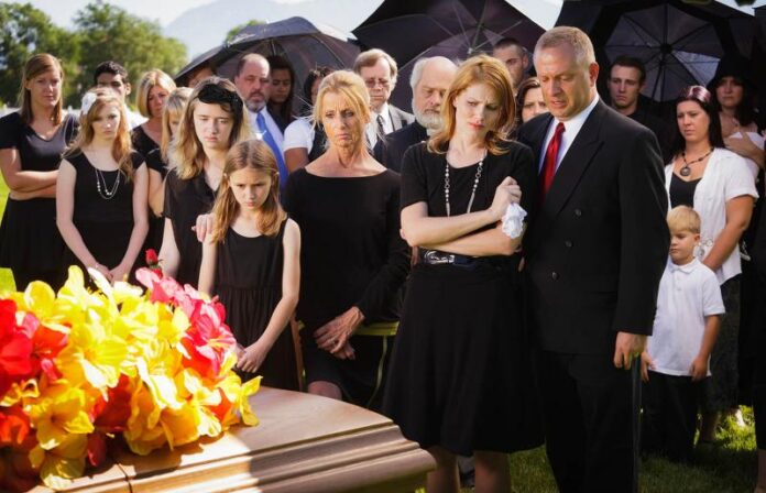 Qual è la differenza tra una veglia funebre e un funerale?
