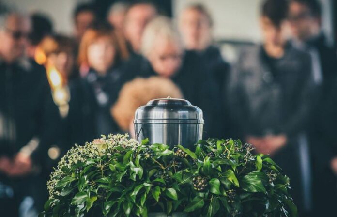 Qual è la differenza tra cremazione e cremazione diretta?
