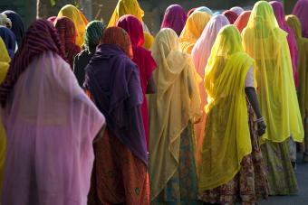 Donne indiane durante un cerimoniale per una donna deceduta