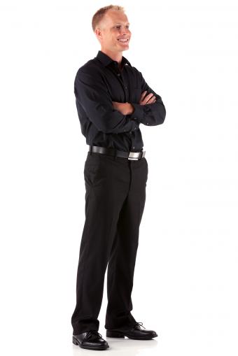 Uomo vestito di nero con le braccia incrociate