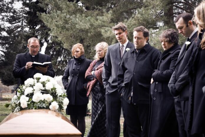 Cosa indossare per un funerale in inverno: abiti di buon gusto
