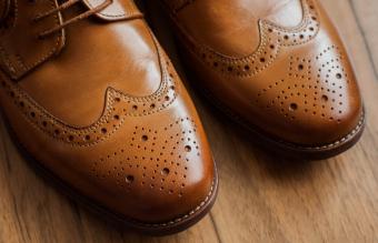 paio di scarpe derby marroni