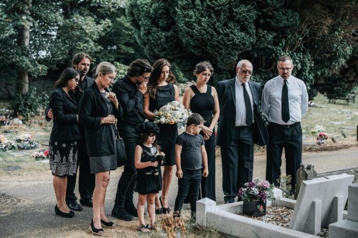 Cosa non indossare a un funerale: moda finta da evitare
