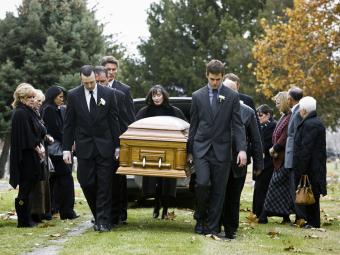 Portatori di bara a un funerale