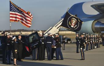 George HW Bush all'arrivo dei funerali di stato dell'Air Force One