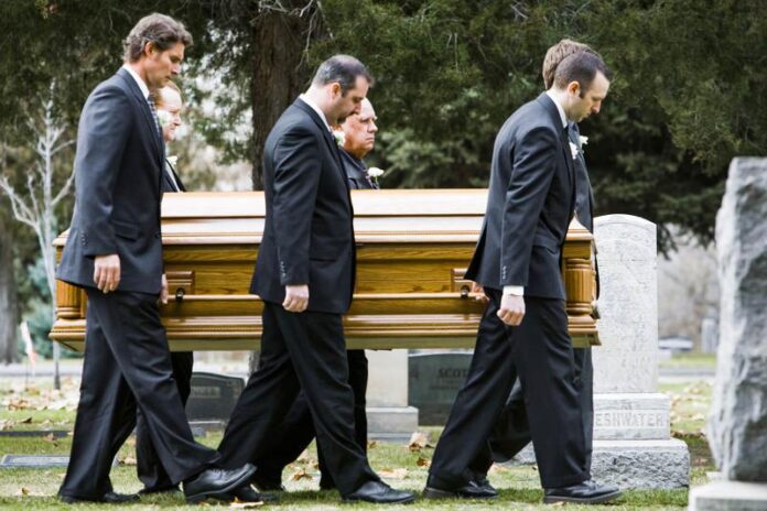 Chi dovrebbero essere i portatori di bara a un funerale?
