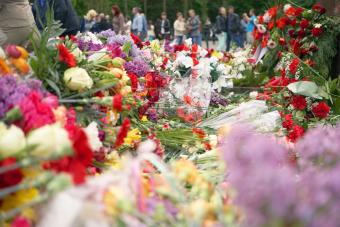 Un sacco di fiori in una funzione commemorativa