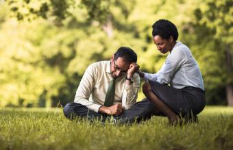 donna che consola il suo collega