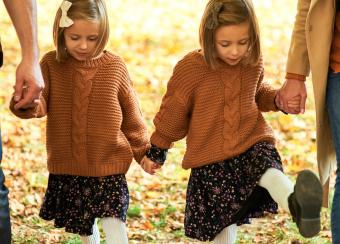 bambini che camminano nei boschi autunnali