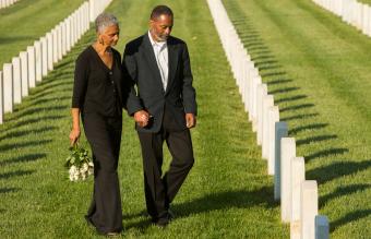coppia al cimitero militare