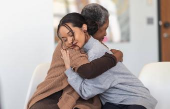 Le donne solidali si abbracciano