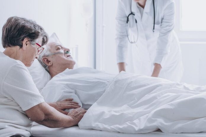Riconoscere la morte per cause e sintomi della vecchiaia
