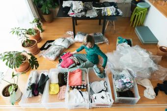 La donna organizza i vestiti nel soggiorno di casa sua