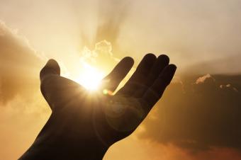 Mano alzata alla luce del sole