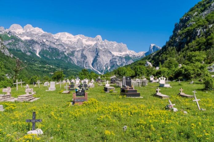 Usanze funerarie e tradizioni funebri albanesi nel tempo

