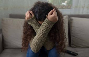 Ragazza in lutto sul divano