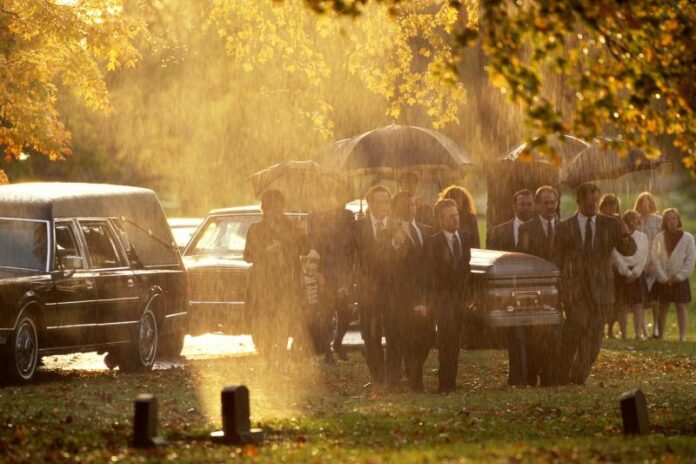 Pioggia a un funerale: cosa simboleggia?
