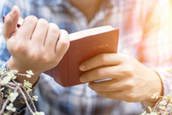 Uomo che legge la Bibbia