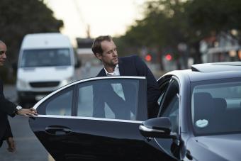 Amico maschio che apre la portiera dell'auto