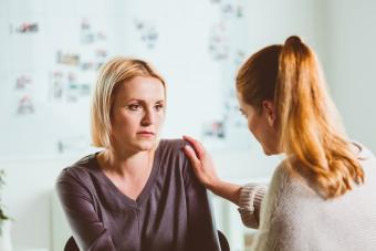 Donna che parla per consolare la sua amica