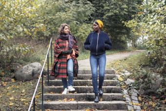 Due giovani donne che camminano nel parco dopo il pranzo del Ringraziamento