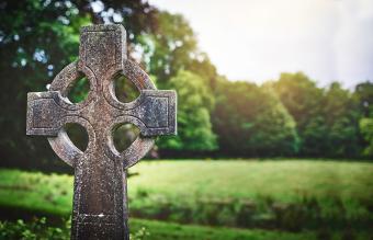 Lapide a croce celtica in un cimitero
