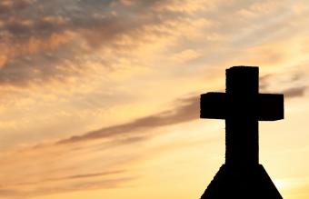 Monumento a croce al tramonto