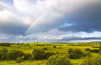 Paesaggio irlandese con un arcobaleno