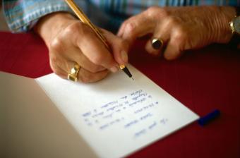 Donna che scrive un messaggio personale nella scheda di simpatia