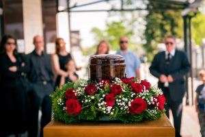 Mostra un servizio commemorativo con urna