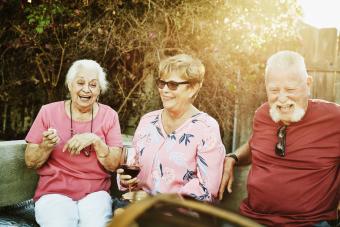 Amici anziani seduti fuori a chiacchierare e condividere ricordi