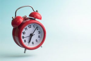 orologio rosso che cade nell'aria