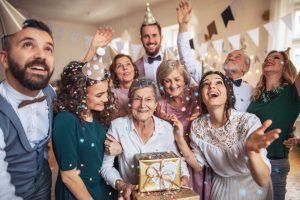 Famiglia che festeggia il compleanno di una donna anziana