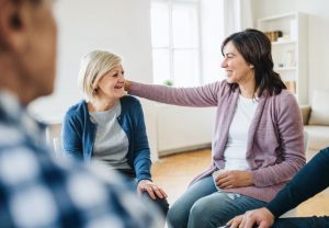 focus su due donne che frequentano un gruppo di sostegno al lutto, una più anziana e una più giovane