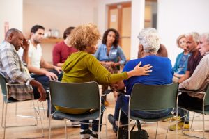 Gruppo di sostegno al dolore di adulti anziani, seduti in cerchio