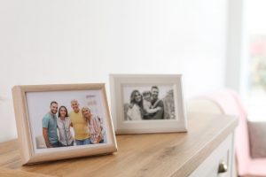 due foto di famiglia su uno scaffale