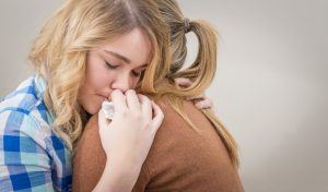 madre che conforta sua figlia adolescente