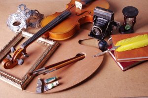 oggetti da hobbistica, violino, cornice, pennelli, maschera, macchina fotografica, penna piuma