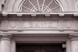 Davanti all'edificio di una banca