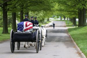 Mostra il corteo funebre militare al cimitero nazionale di Arlington completo di cassone trainato da cavalli